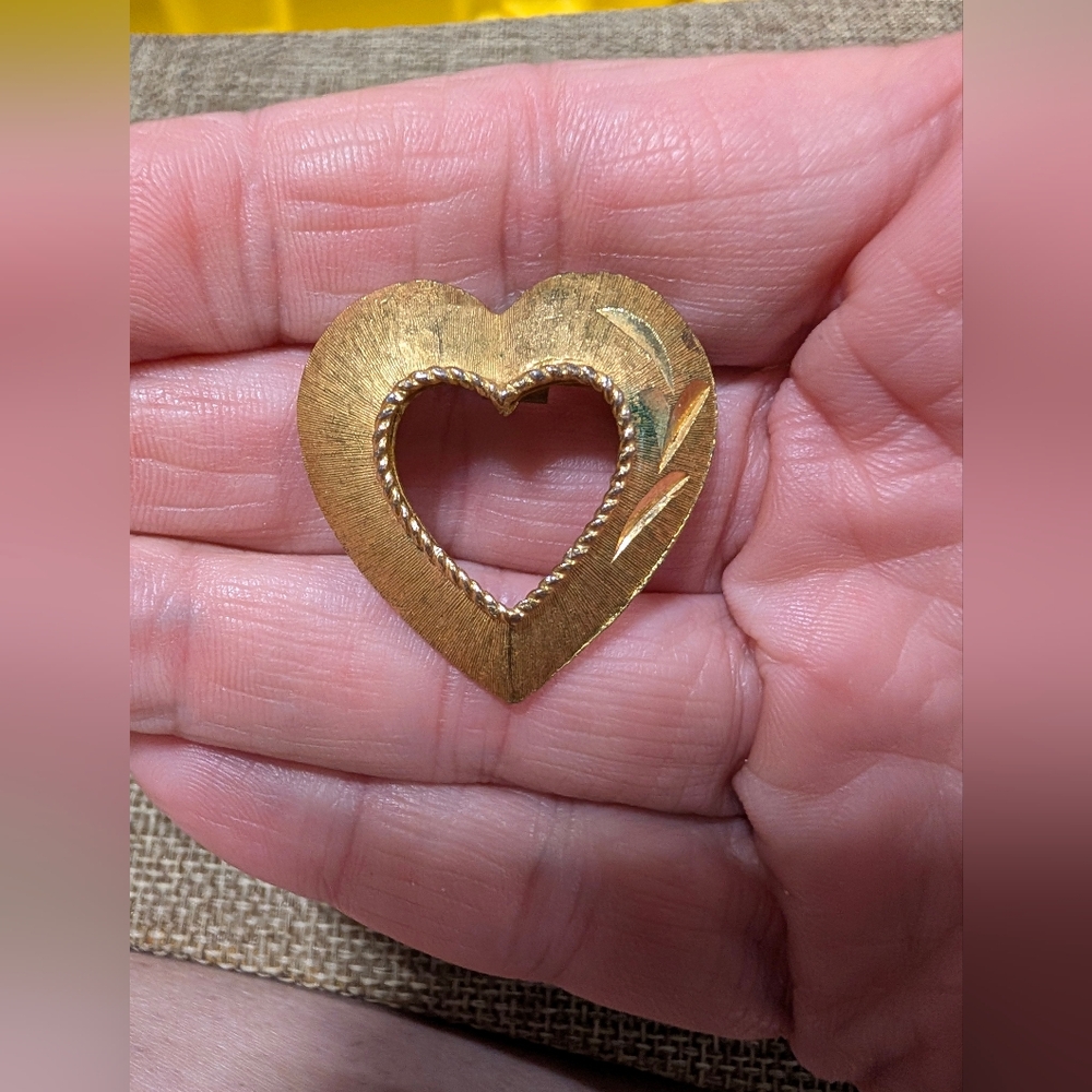 Vintage Mamselle Signed Gold Tone Open Heart Brooch Textured Filigree Detail Pin